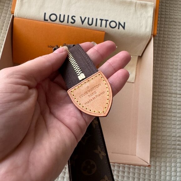 Louis Vuittion Toiletry Pouch 26 - Picture 3 of 3